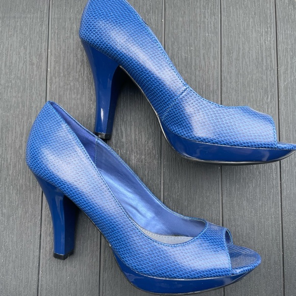 Royal blue, snake-print, peep-toe pumps! - Picture 3 of 7